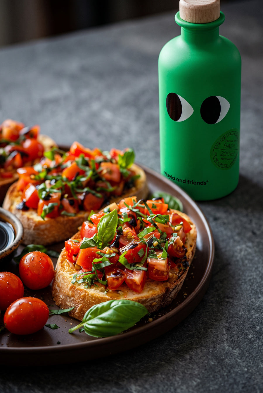 Tomates, huile au basilic et pain chaud