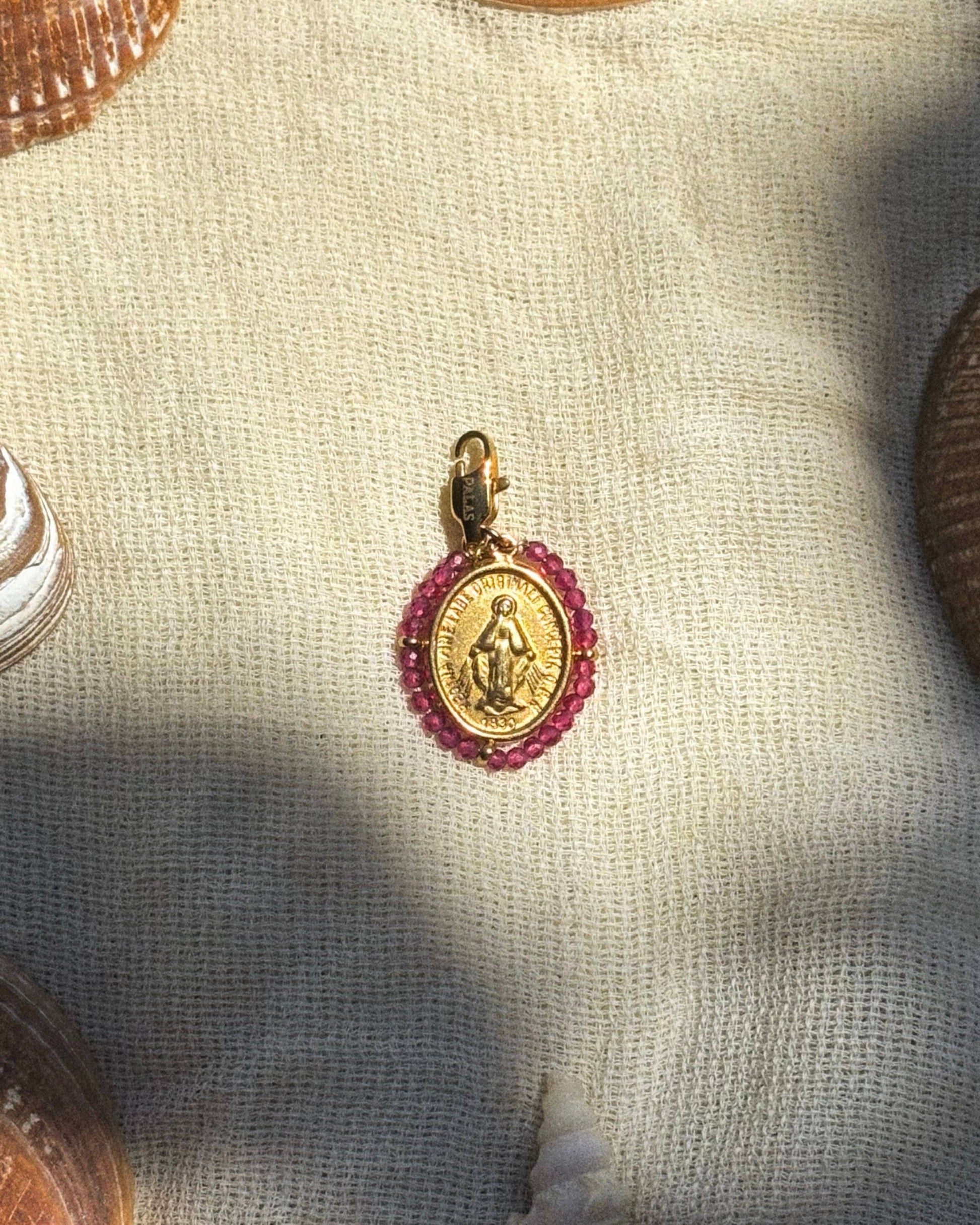Santa Maria — Charm Grenat