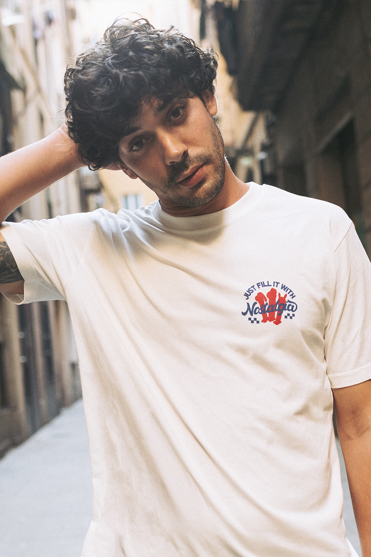 フィル・イット・ウィズ・ノスタルジア | オフホワイトTシャツ